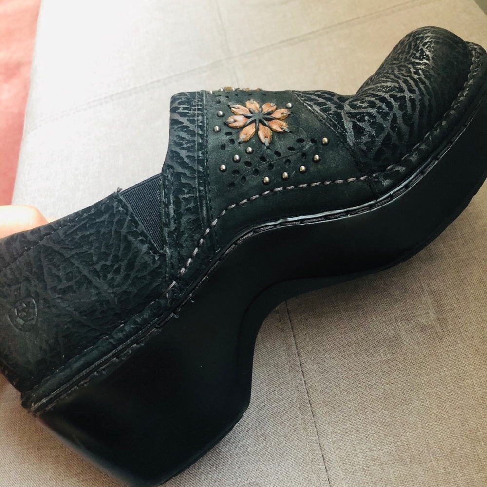 Beautiful Ariat Bella Clogs size 9 B